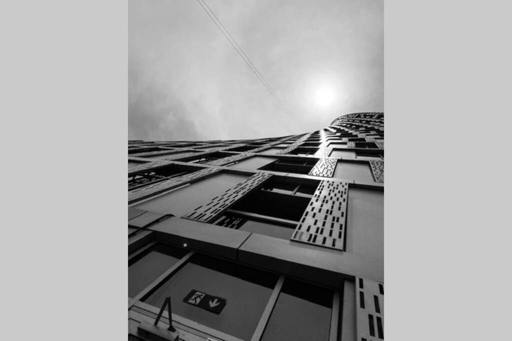 دبي Cayan Tower Luxury Apartment With Sea View المظهر الخارجي الصورة