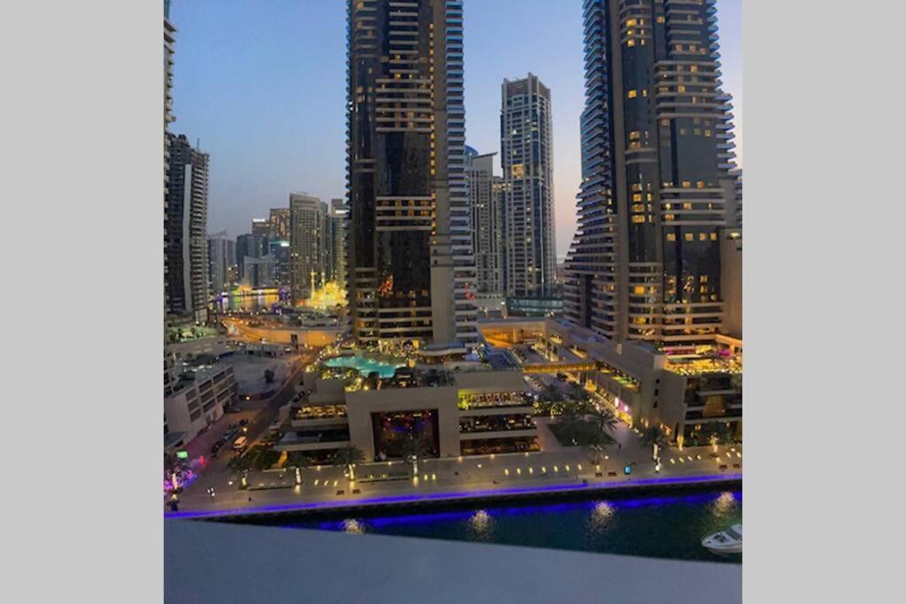 دبي Cayan Tower Luxury Apartment With Sea View المظهر الخارجي الصورة