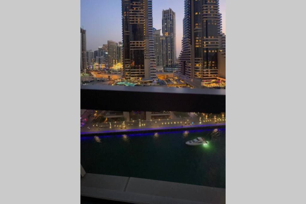 دبي Cayan Tower Luxury Apartment With Sea View المظهر الخارجي الصورة