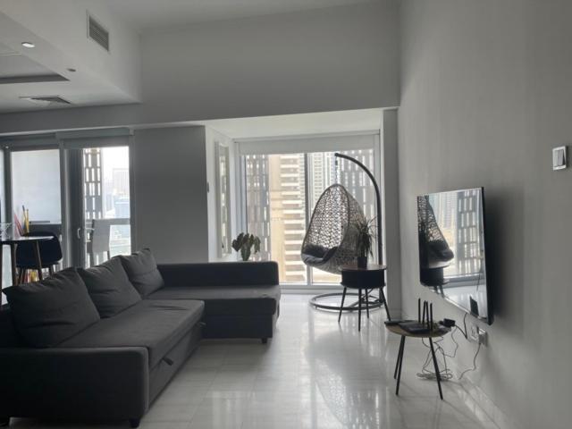 دبي Cayan Tower Luxury Apartment With Sea View المظهر الخارجي الصورة